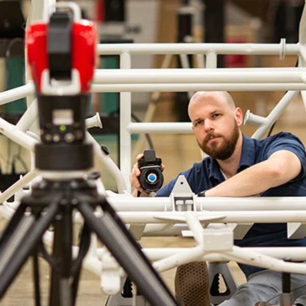 Medição industrial de grande volume com Laser Tracker API Metrology