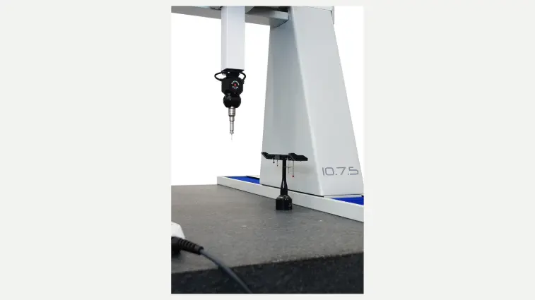 Detalhe da máquina de medição por coordenadas LK ALTERA C com cabeça Renishaw PH10M e rack de apalpadores