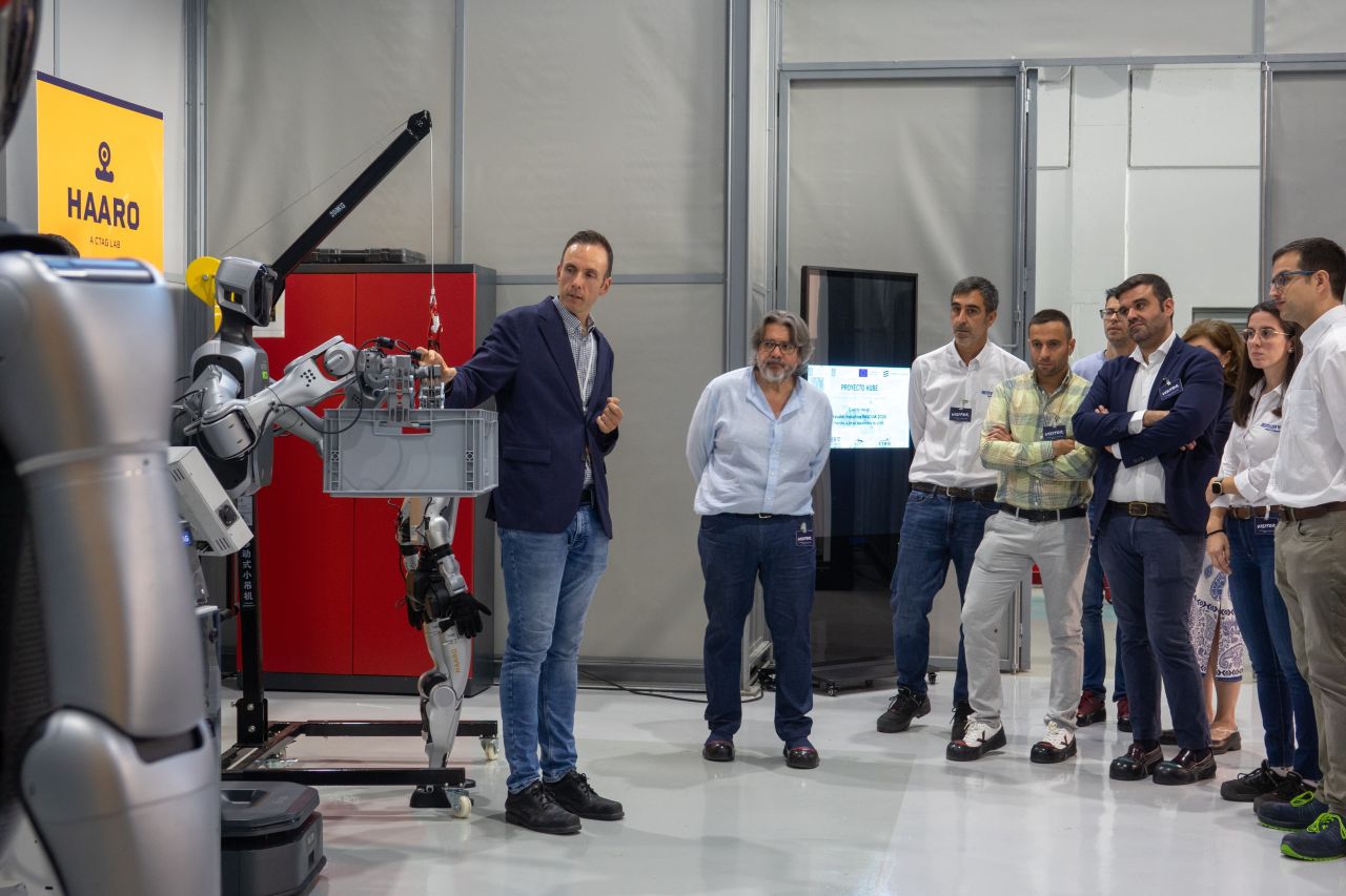 Demonstração de robótica humanoide e sistemas digitais em ambiente logístico no laboratório HAARO Lab do CTAG