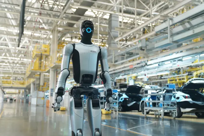 Robô humanoide industrial Walker S2 numa linha de produção