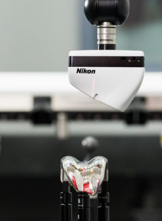 Scanner laser LC15Dx montado em CMM, mostrando cabeça ótica e linha laser